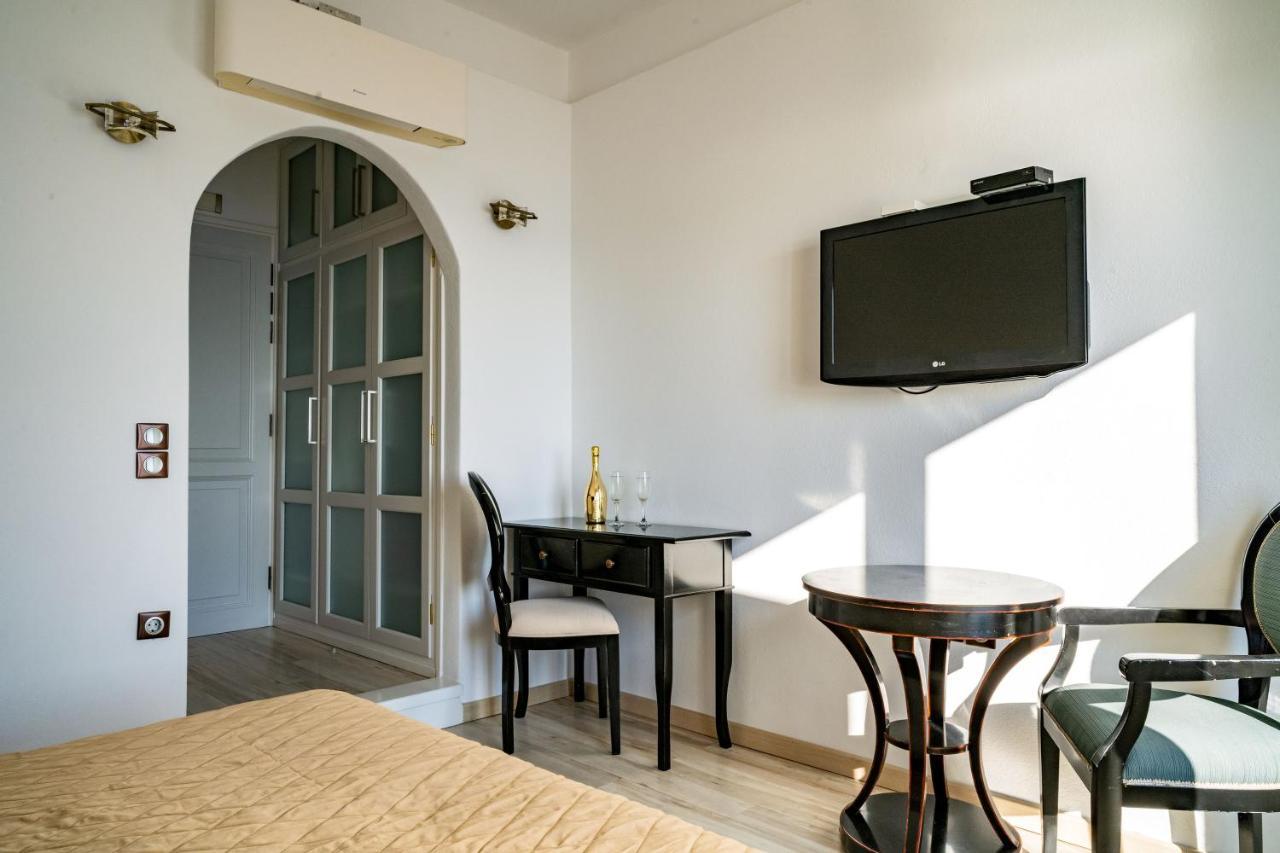 Delfini Aparthotel Oia