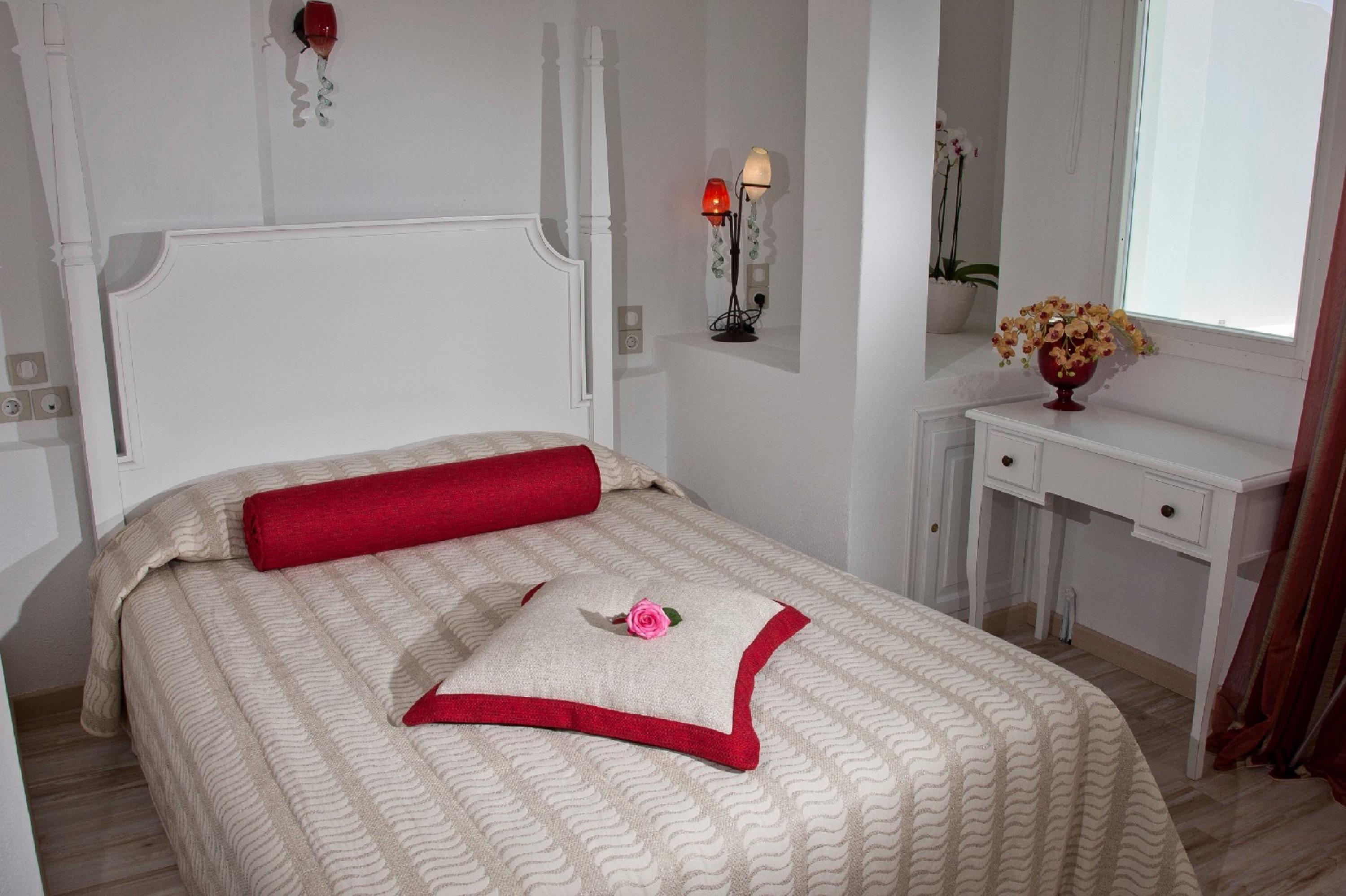 Delfini Aparthotel Oia