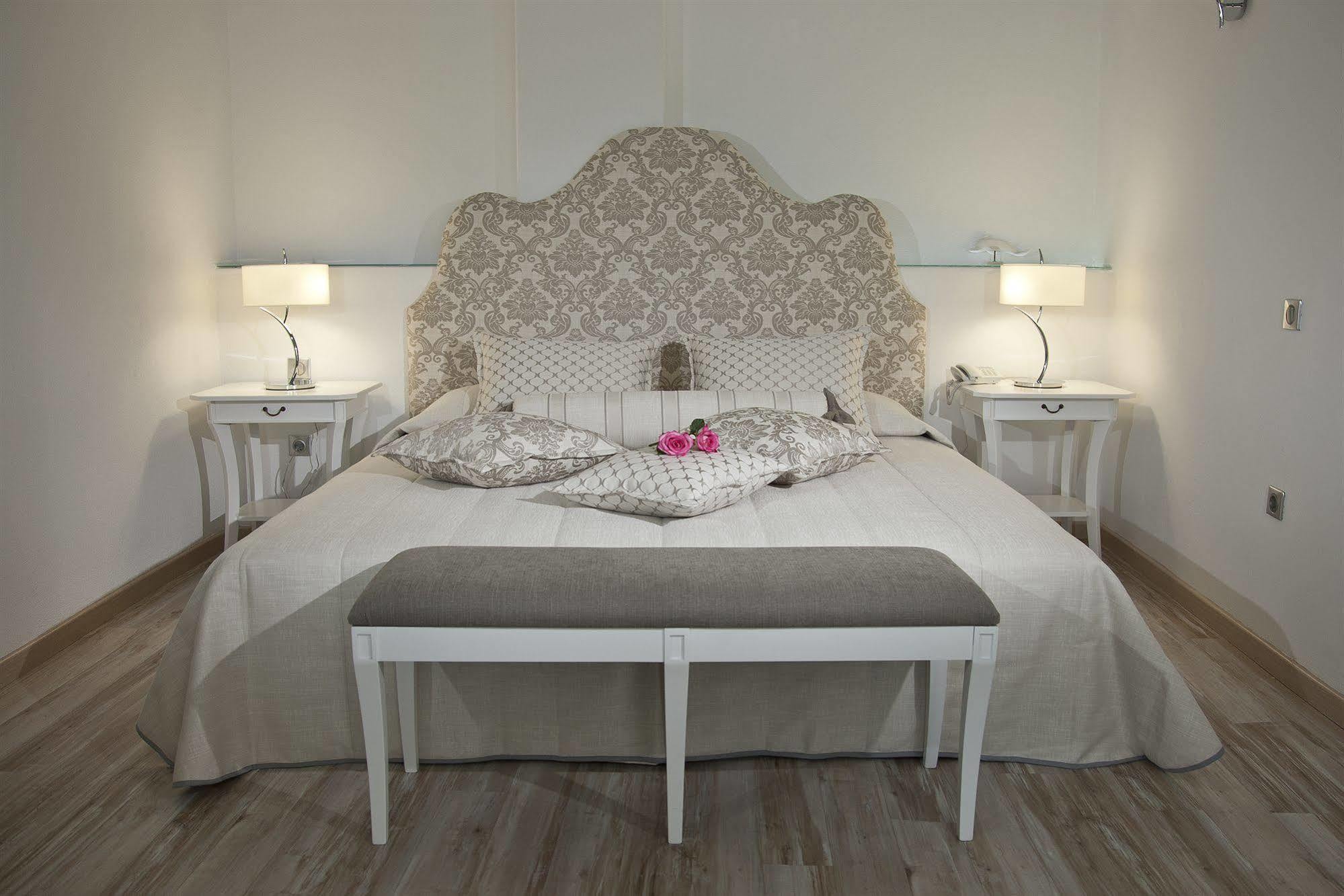 Delfini Aparthotel Oia